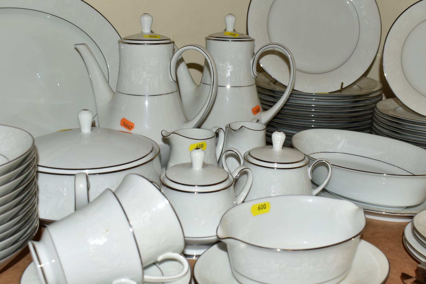 A NORITAKE 'RANIER' PATTERN PART DINNER SERVICE, AND STAINLESS STEEL CUTLERY, a quantity of - Bild 3 aus 5