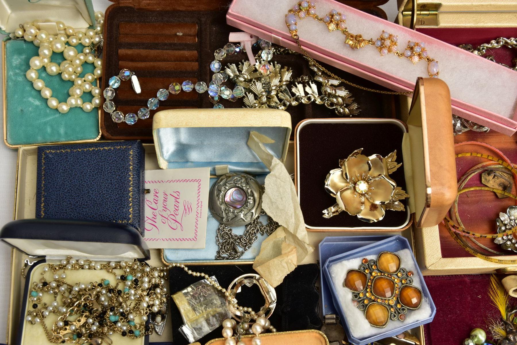 A BOX OF ASSORTED COSTUME JEWELLERY AND OTHER ITEMS, to include small jewellery boxes, beaded - Bild 6 aus 7