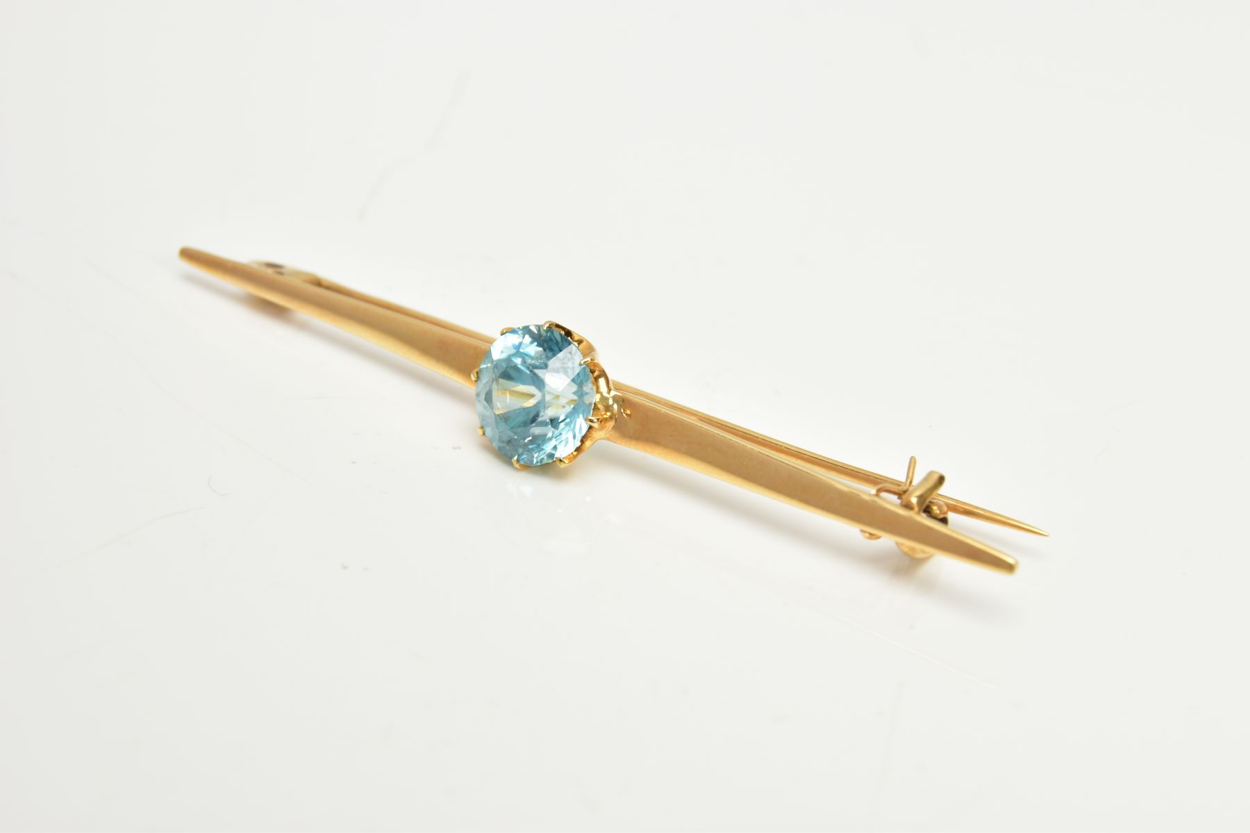 A YELLOW METAL ZIRCON BAR BROOCH, set with a circular blue zircon, measuring approximately 8.5 x 8. - Image 2 of 4