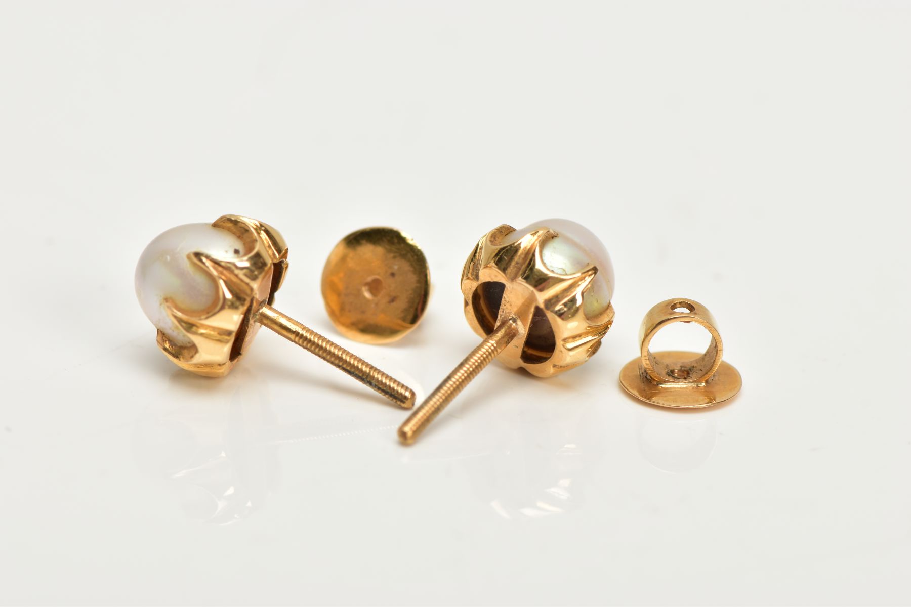 A PAIR OF YELLOW METAL CULTURED PEARL EARRINGS, each ear stud set with a cultured pearl, measuring - Bild 3 aus 3