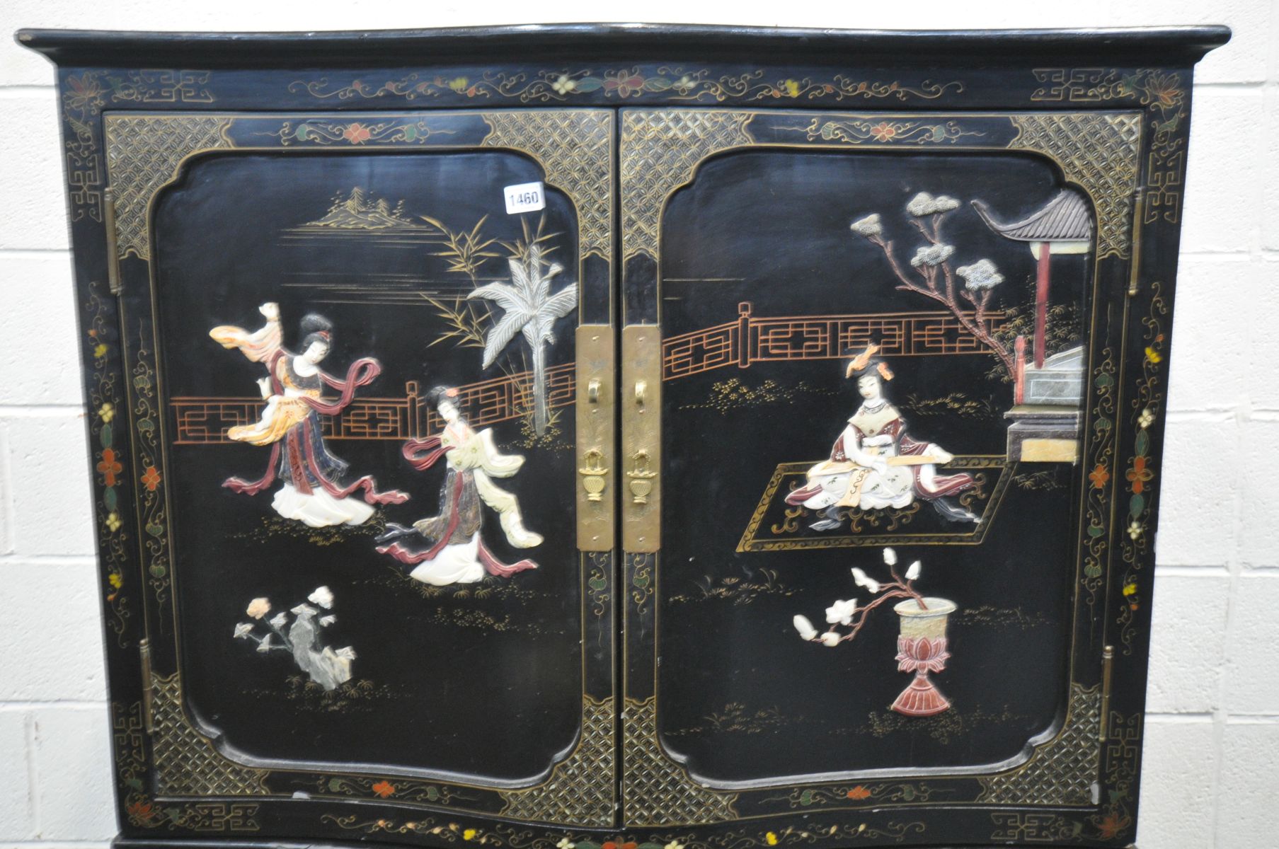 A 20TH CENTURY EBONISED JAPANNED TWO DOOR CUPBOARD, with chinoiserie decoration, the base with an - Bild 2 aus 7