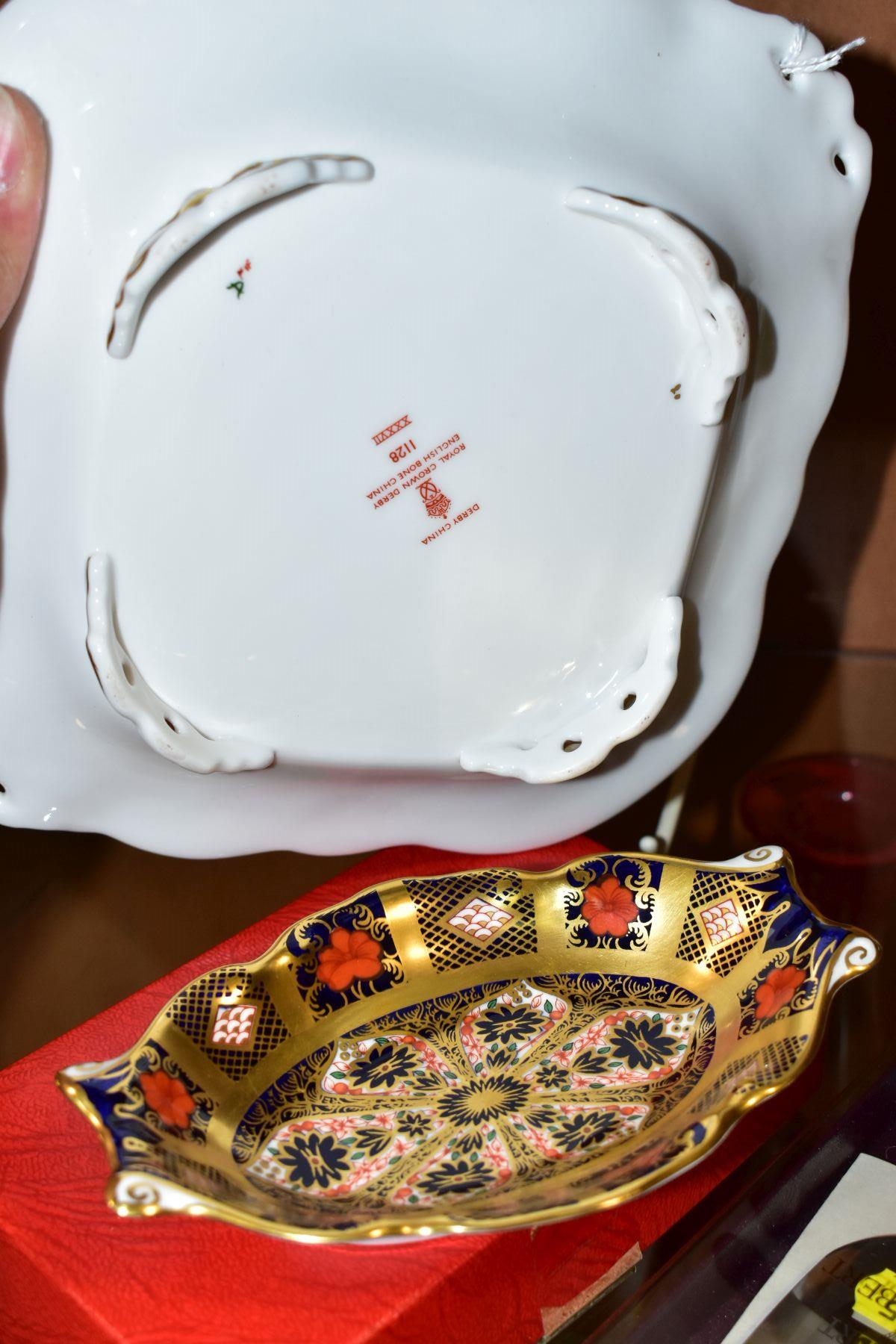 THREE PIECES OF ROYAL CROWN DERBY 1128 IMARI, comprising a twin handled lozenge shaped dish of - Bild 5 aus 6