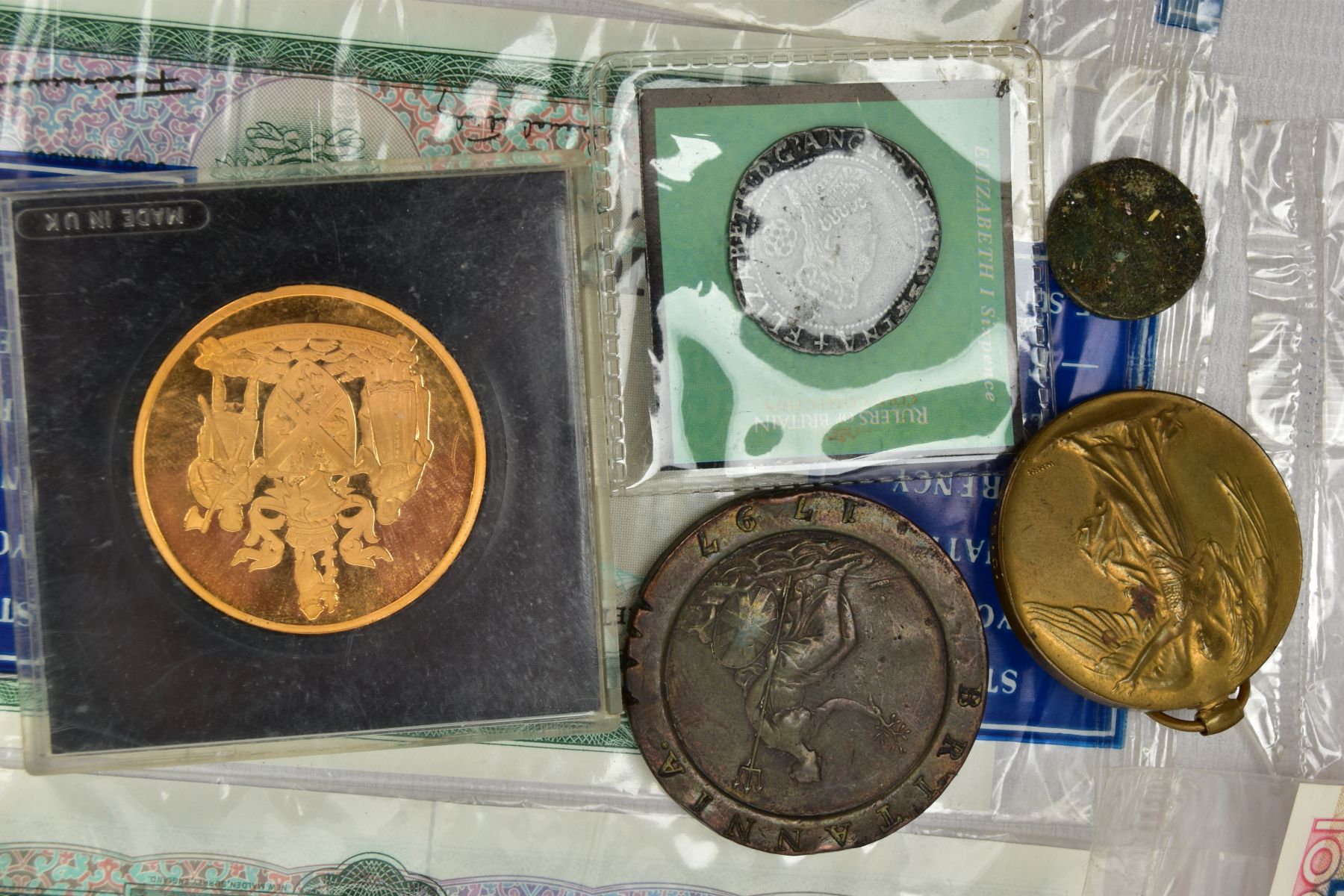 A SMALL CARDBPOARD BOX CONTAINING A DAMAGED 1797 CARTWHEEL TWO PENCE COIN, A WW1 VICTORY MEDAL, AN - Bild 2 aus 5