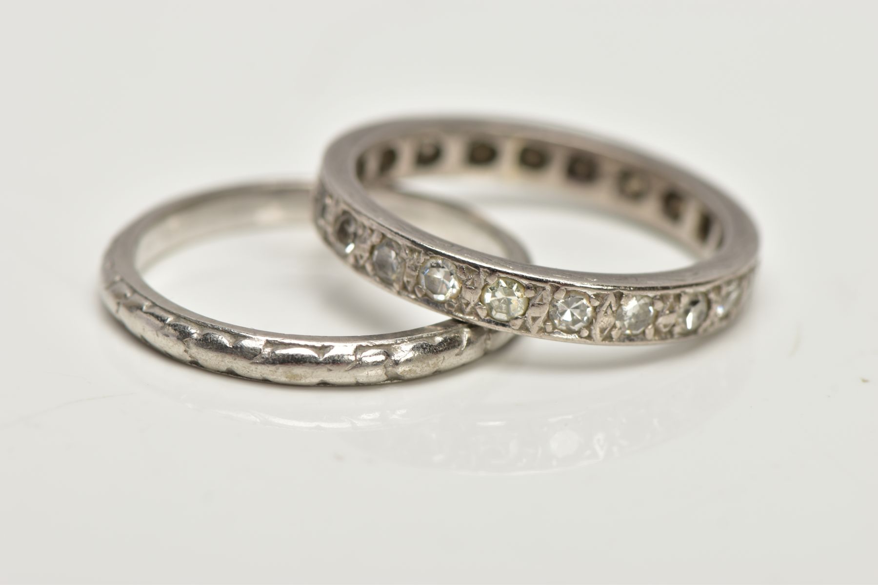 A WHITE METAL SINGLE CUT DIAMOND FULL ETERNITY RING AND A WHITE METAL FOLIATE BAND RING, the first - Bild 2 aus 2