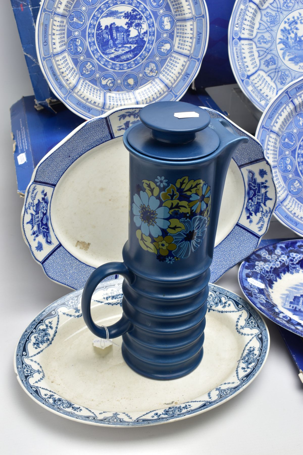 A SMALL COLLECTION OF BLUE AND WHITE WARES ETC, to include six Spode calendar plates for the years - Bild 8 aus 17