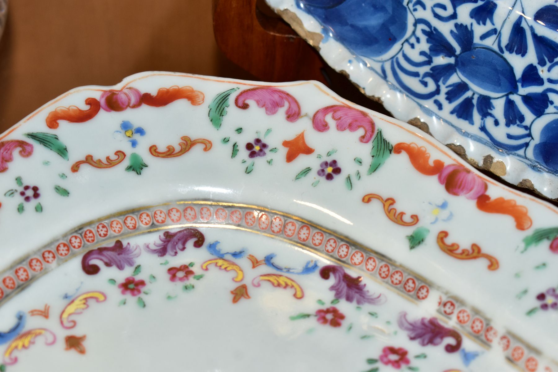 A LATE 18TH CENTURY CHINESE EXPORT PORCELAIN MEAT PLATTER OF SHAPED RECTANGULAR FORM, Famille Rose - Bild 3 aus 8