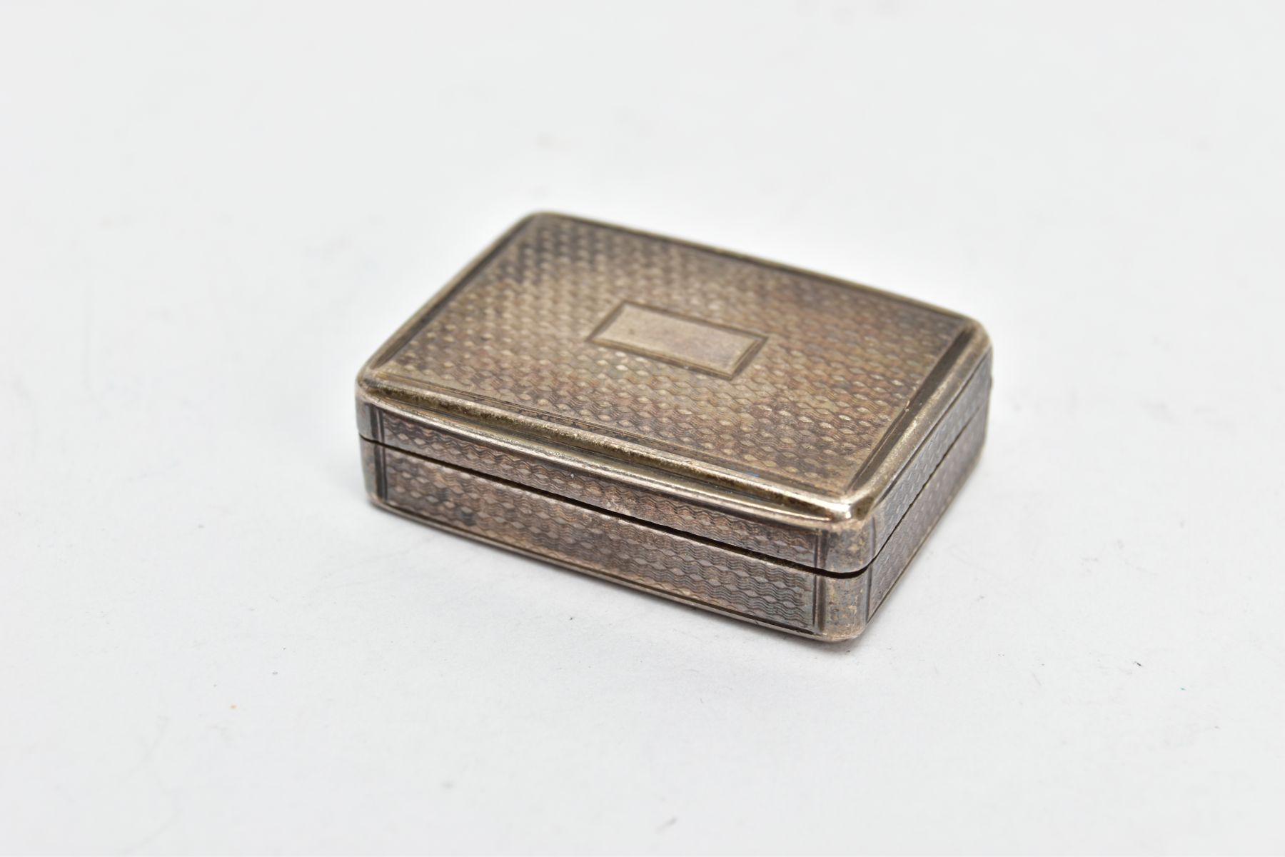 A VICTORIAN SILVER VINEGARETTE BY NATHANIEL MILLS, of rectangular form with engine turned detail, - Bild 6 aus 7