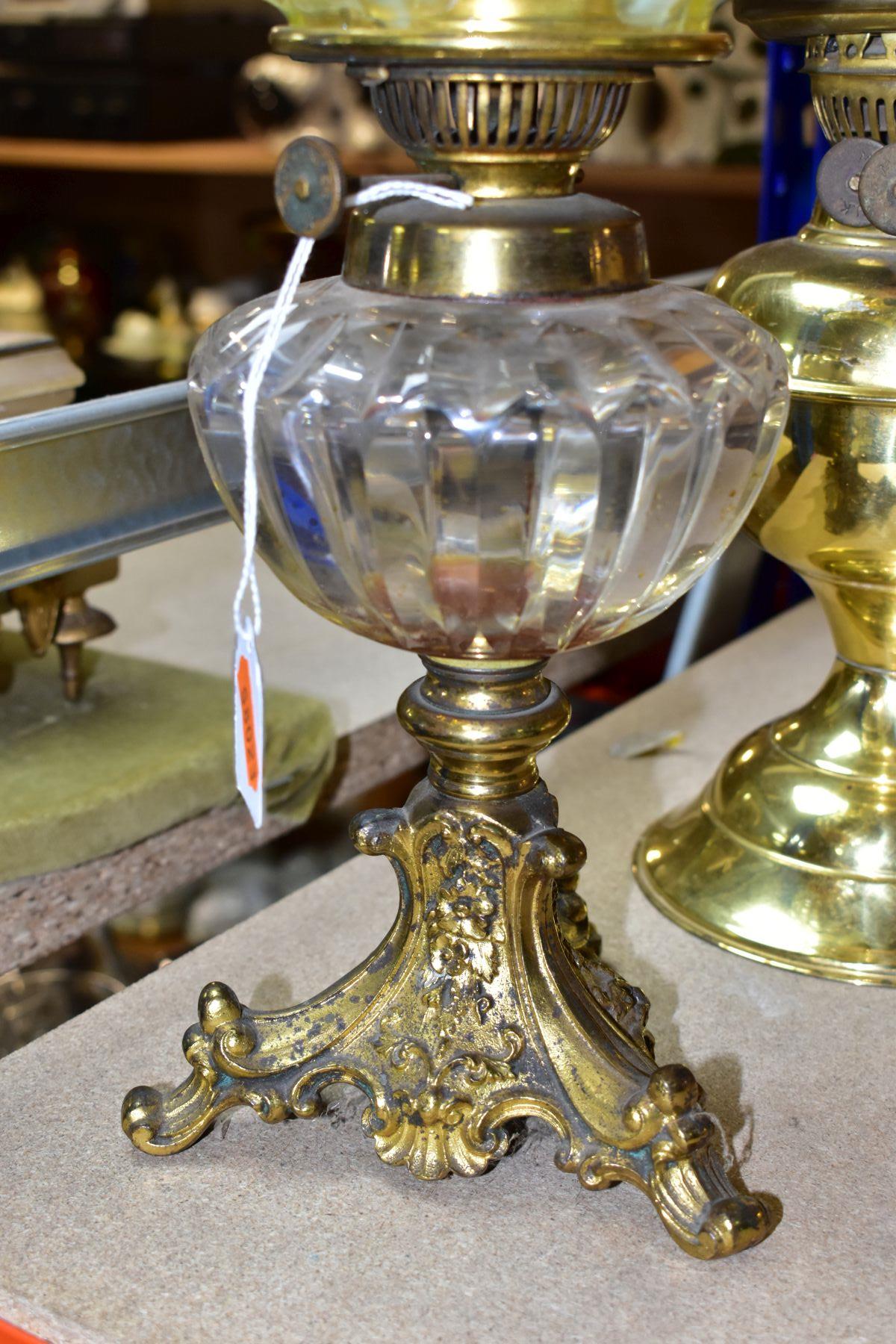 A LATE VICTORIAN GILT METAL BASED OIL LAMP, with vaseline glass shade of wavy outline, the clear - Bild 3 aus 5