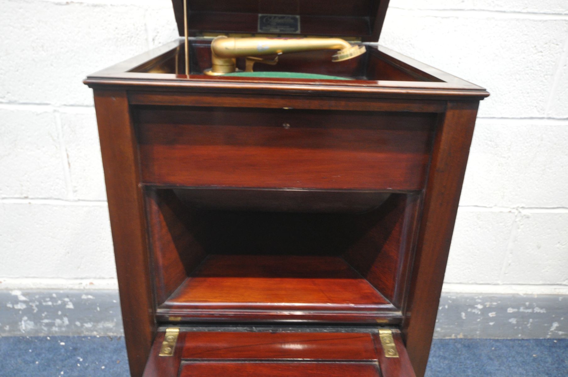 A CLIFTOPHONE OAK CASED GRAMOPHONE, with a hinged lid, enclosing a turning surface with green baize, - Bild 4 aus 7