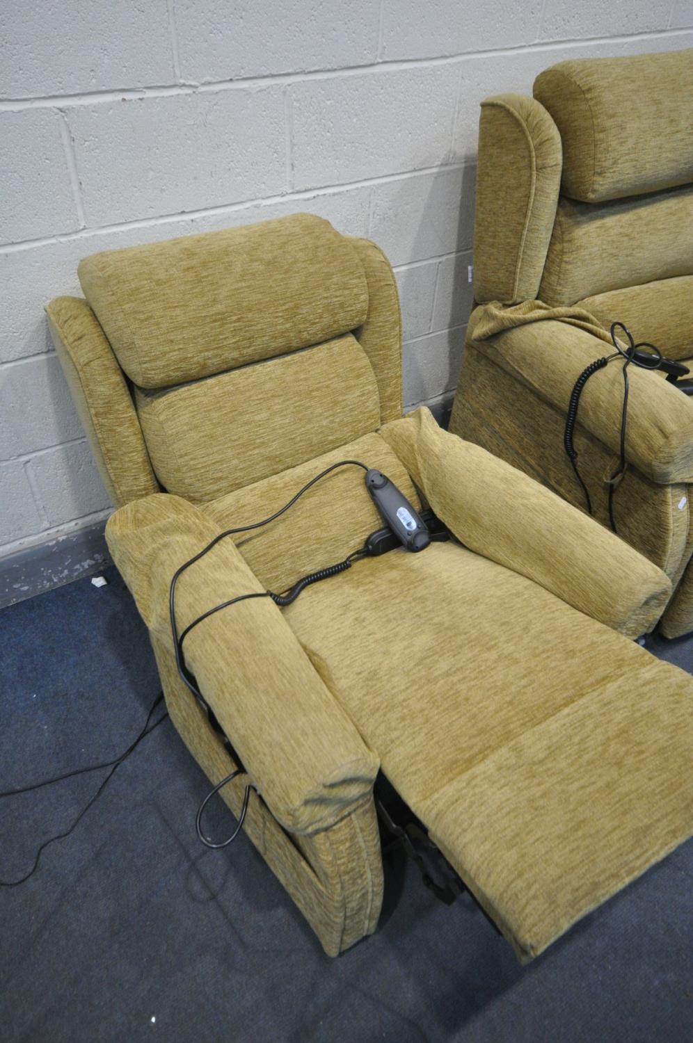 A PAIR OF MUSTARD YELLOW MIDDLETONS RISE AND RECLINE AMRCHAIRS, with various massage and heat - Bild 3 aus 4