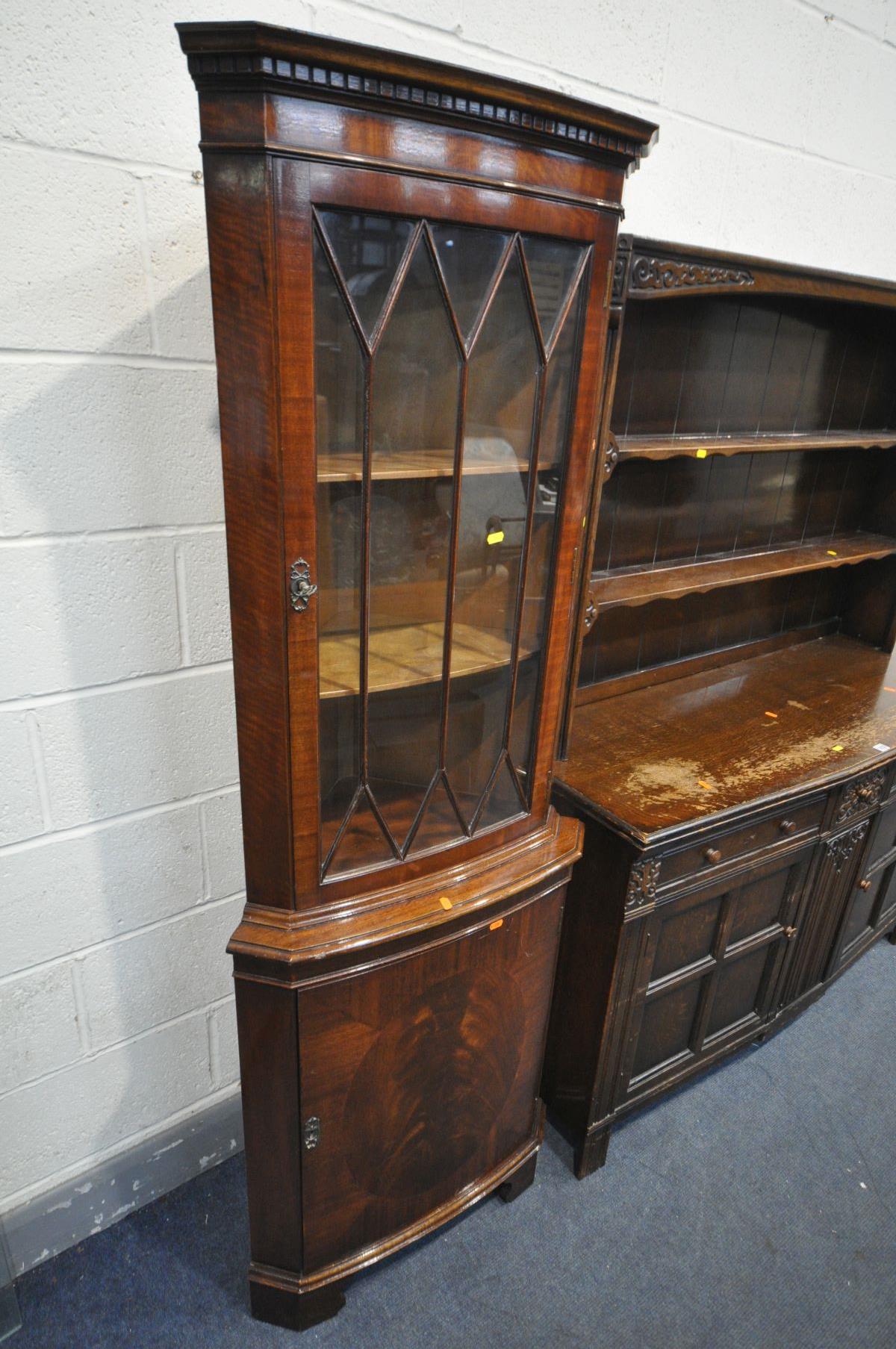 A 20TH CENTURY OAK DRESSER, the top with two tier plate rack, the base with three drawers and two - Bild 2 aus 6