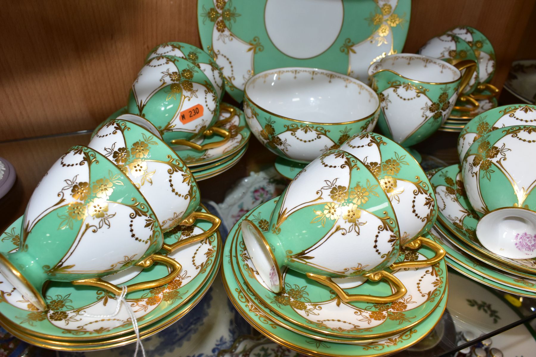 A THIRTY NINE PIECE 1930s ROYAL WORCESTER TEA SET, pattern number Z1357, with gilded flowers and - Bild 5 aus 5