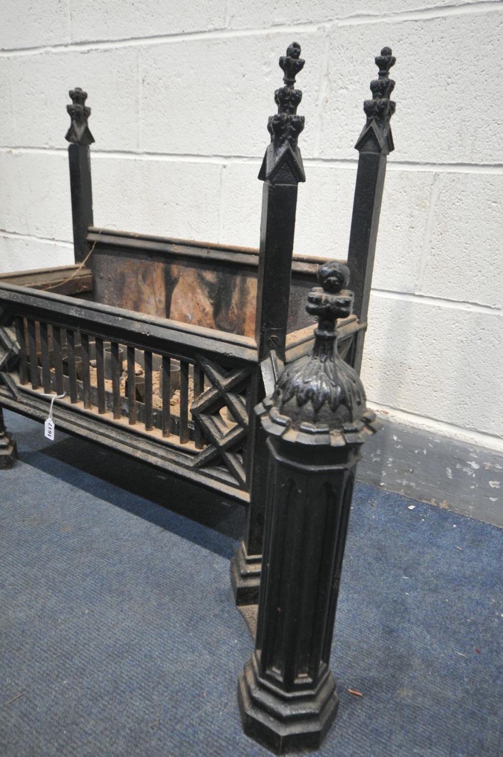 A HEAVY CAST IRON GOTHIC TYPE FIRE GRATE, flanked by andirons width 86cm x depth 55cm x height 76cm - Bild 3 aus 5
