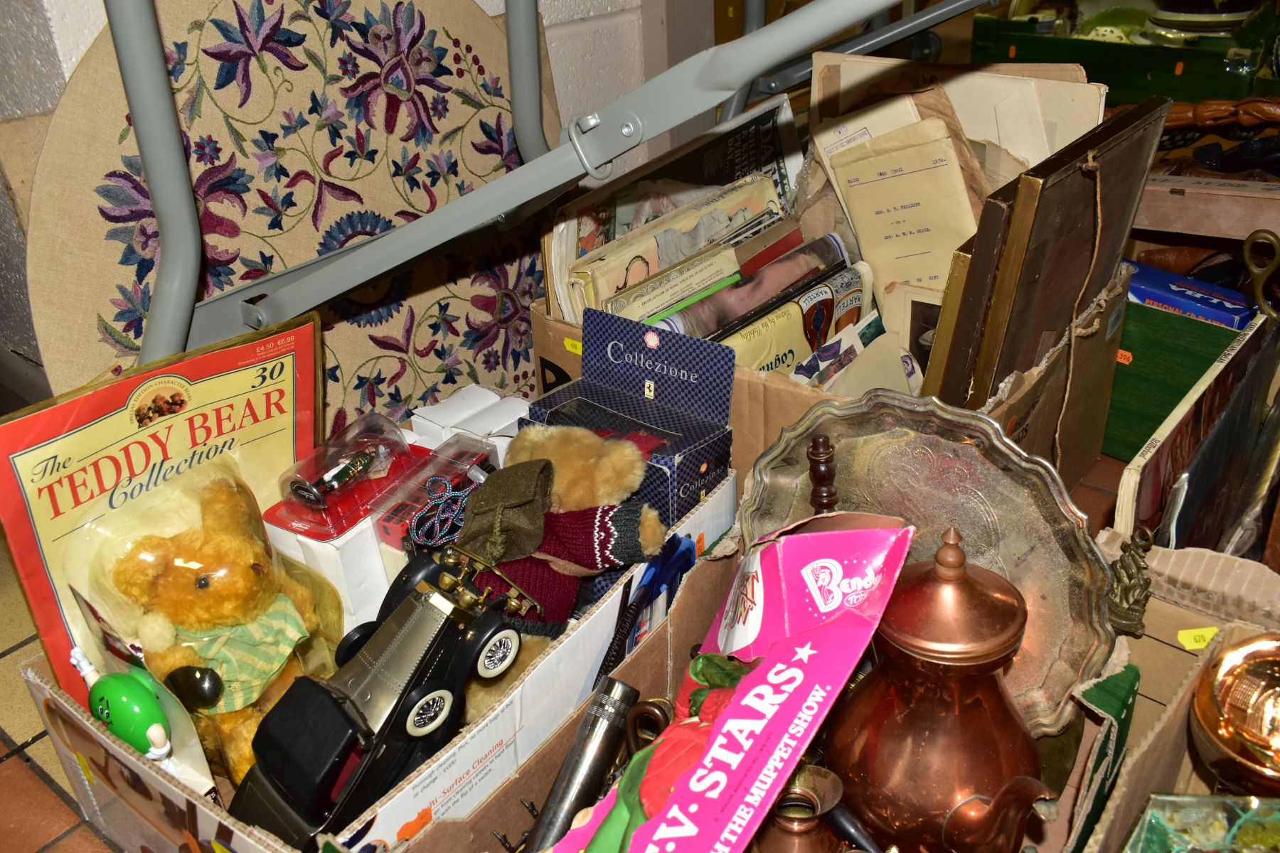 FIVE BOXES AND LOOSE SUNDRY ITEMS ETC, to include tin biscuit boxes, novelty copper and brass items, - Bild 8 aus 9