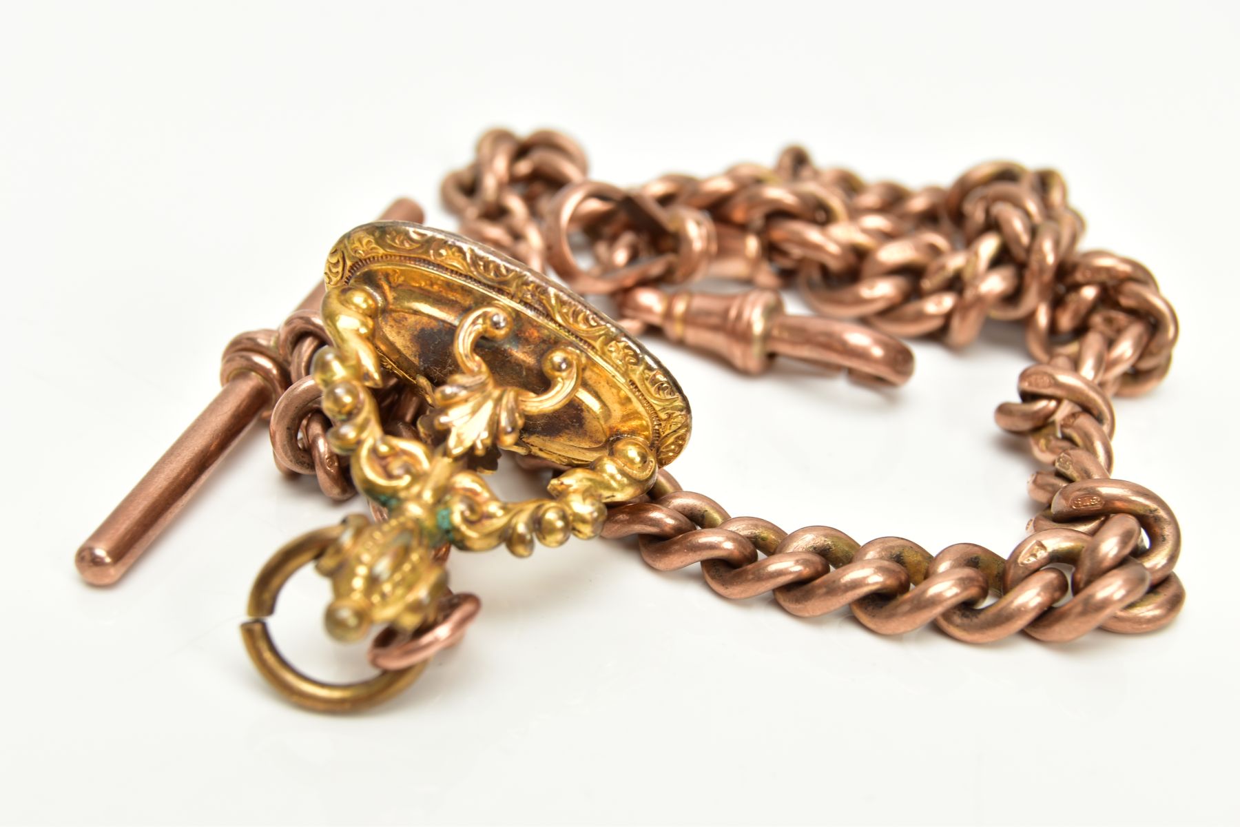 AN EARLY 20TH CENTURY 9CT GOLD DOUBLE ALBERT CHAIN, suspending a T-bar to the two lobster clasps, - Bild 4 aus 4