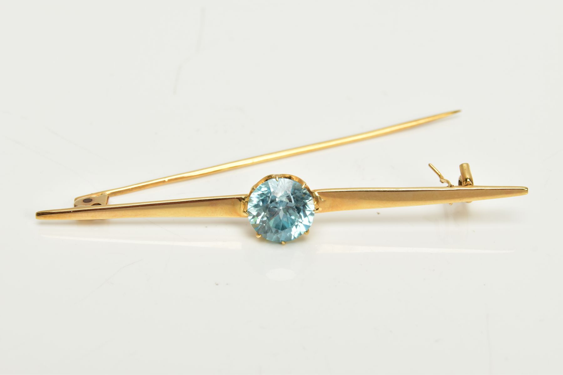 A YELLOW METAL ZIRCON BAR BROOCH, set with a circular blue zircon, measuring approximately 8.5 x 8. - Bild 4 aus 4