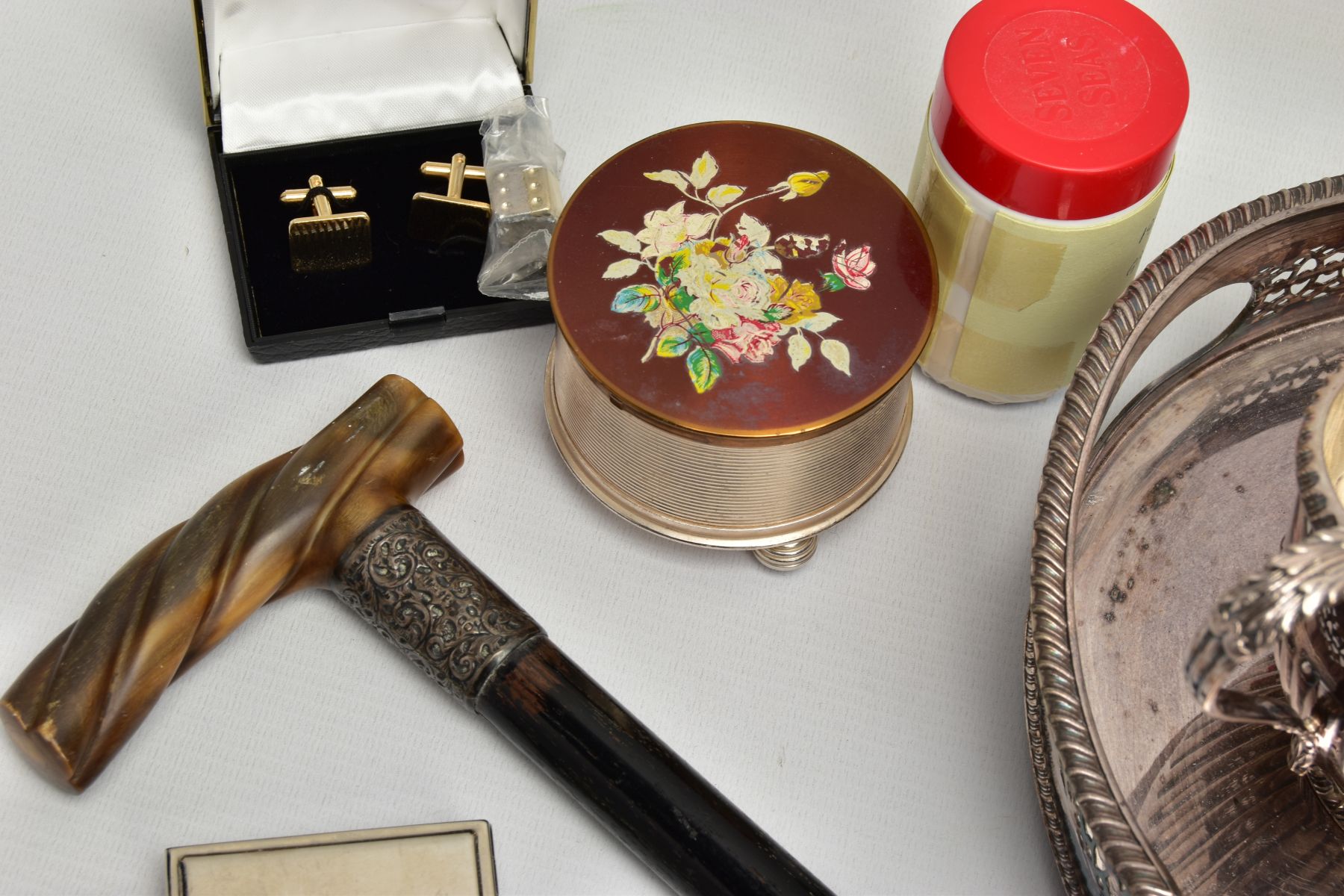 AN ASSORTMENT OF SILVER AND WHITE METAL ITEMS, to include a silver retractable toothpick, hallmarked - Bild 6 aus 8