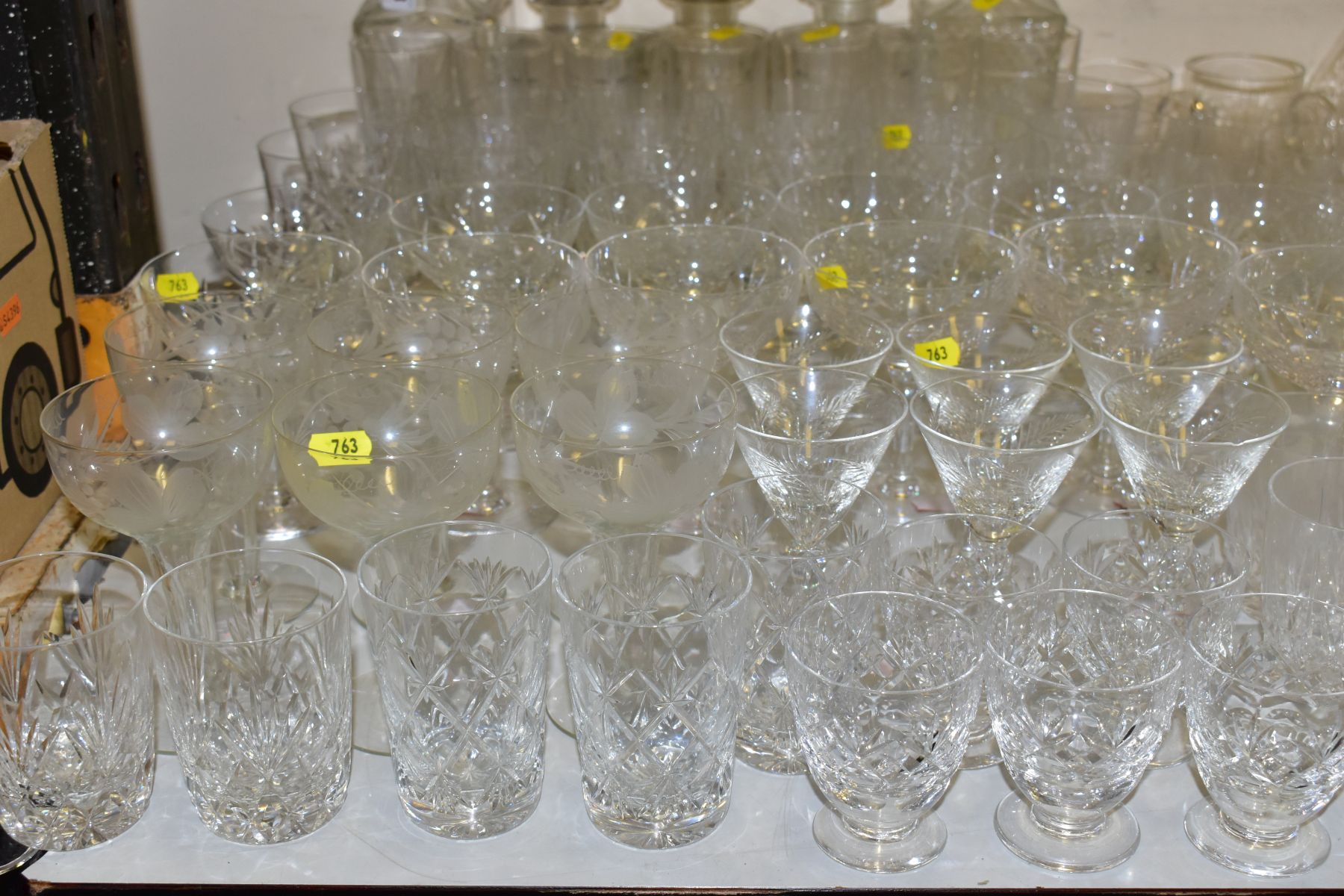A LARGE COLLECTION OF DRINKING GLASSES, FIVE DECANTERS, A BOXED SET OF ROYAL SEFTON CRYSTAL WINE - Bild 3 aus 7