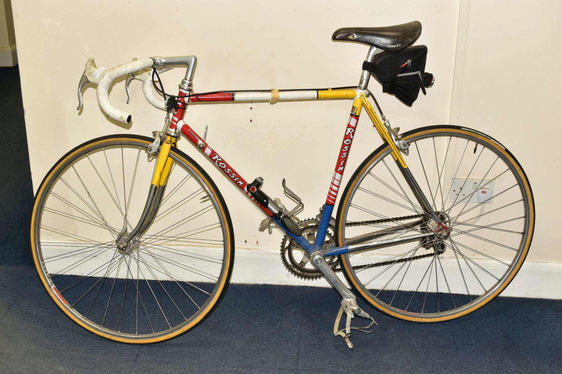 A VINTAGE ROSSIN RACING BICYCLE CIRCA 1980s, fitted with a Campagnolo front crank set and chain - Bild 9 aus 14