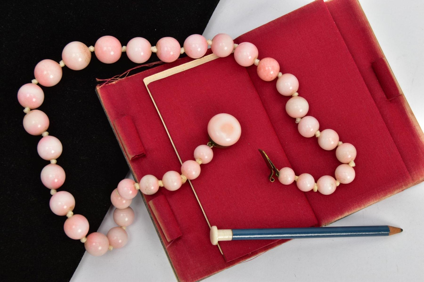 A CERAMIC BEAD NECKLACE AND AN AIDE MEMOIRE, a graduated pink glazed ceramic bead necklace, fitted - Bild 3 aus 5
