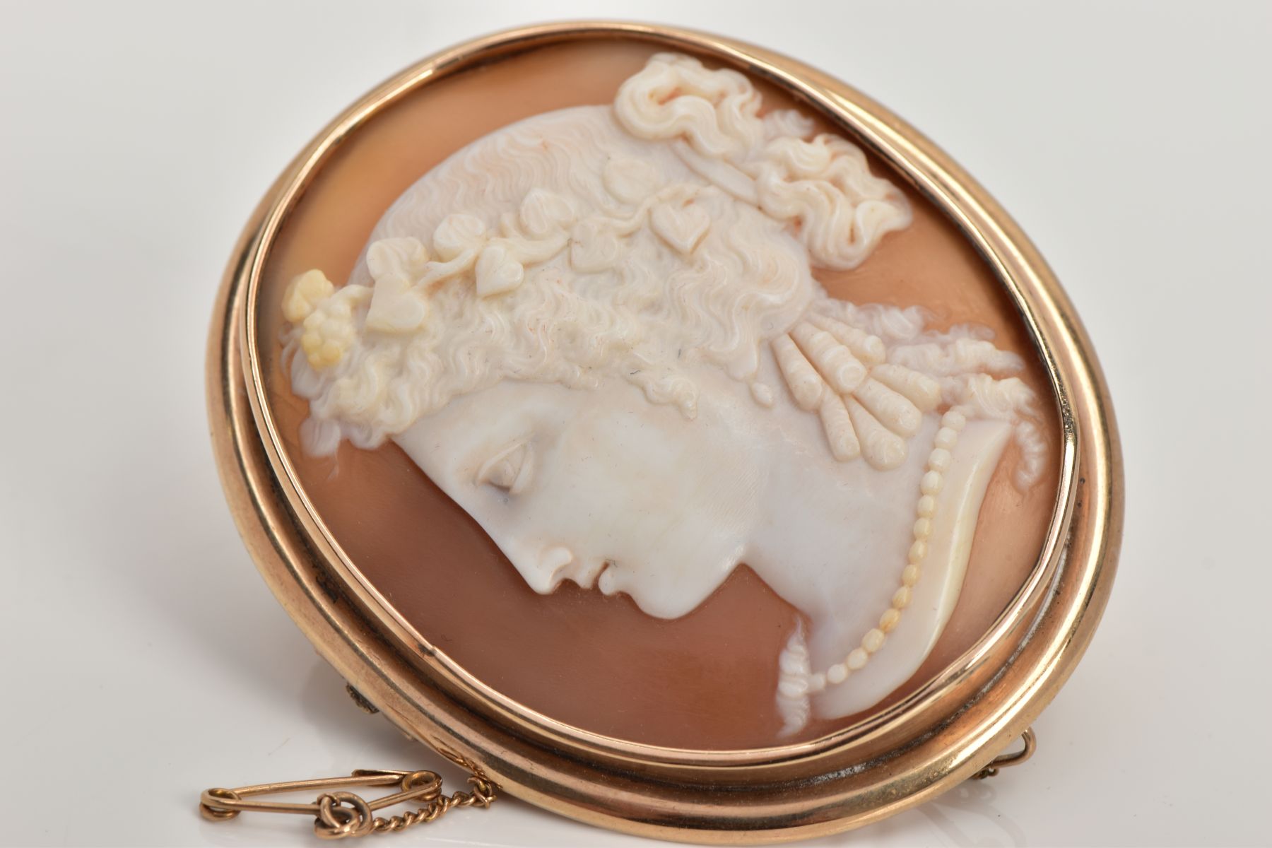 A YELLOW METAL CAMEO BROOCH, of an oval form, depicting a lady in profile, collet mount with a plain - Bild 4 aus 4
