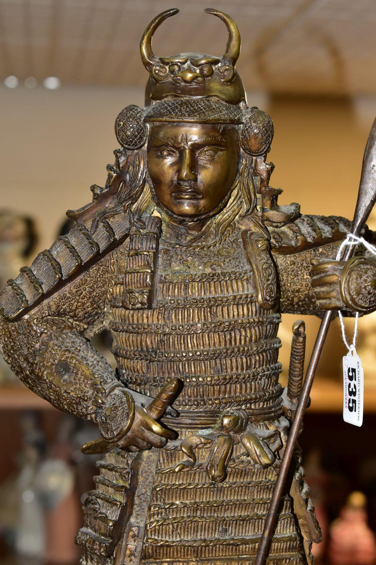 A 20TH CENTURY PATINATED BRONZE FIGURE OF A SAMURAI WARRIOR, cast as standing with a staff and - Bild 4 aus 6