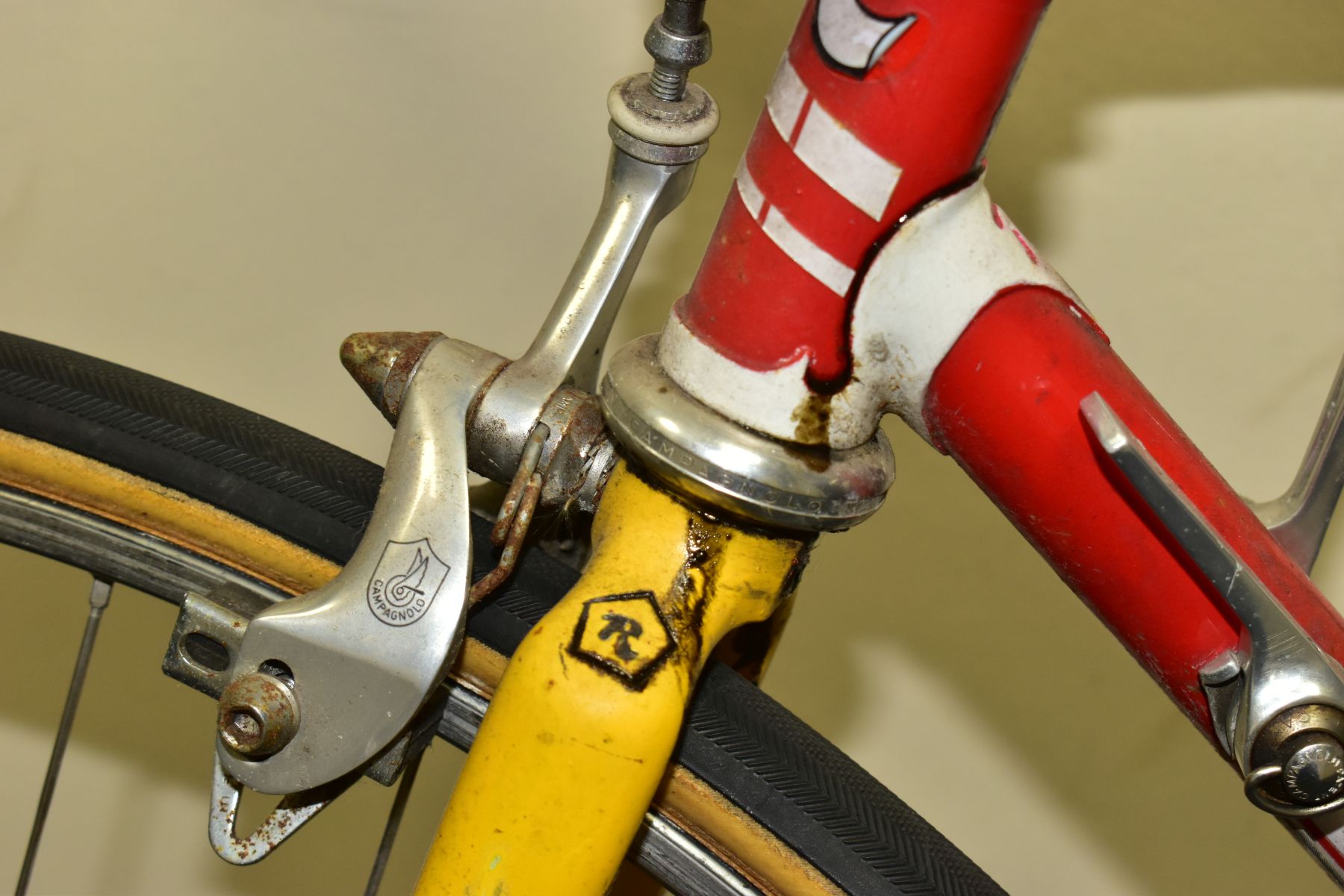 A VINTAGE ROSSIN RACING BICYCLE CIRCA 1980s, fitted with a Campagnolo front crank set and chain - Bild 10 aus 14