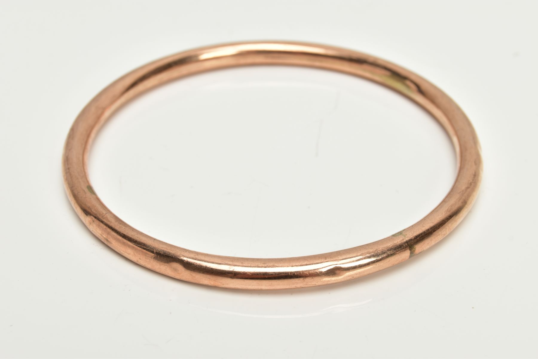 A ROSE GOLD TONE BANGLE, plain polished hollow bangle, stamped 9ct, approximate internal diameter - Bild 2 aus 2