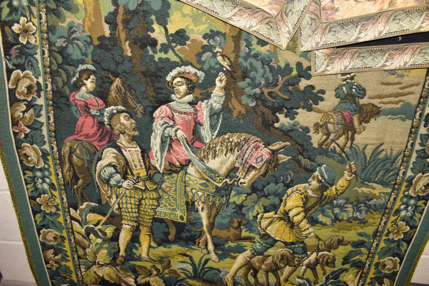 FIVE TAPESTRY WALL HANGINGS TOGETHER WITH FOUR BRASS SUPPORTS, the largest depicting a hunting - Bild 5 aus 5