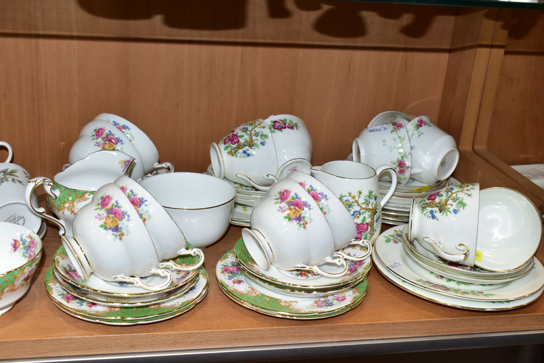 A GROUP OF TEA AND COFFEE SETS, to include a fourteen piece Paragon Rockingham tea set comprising - Bild 2 aus 8