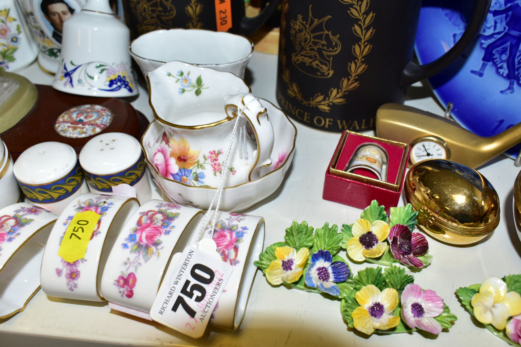 A SMALL QUANTITY OF COMMEMORATIVE WEDGEWOOD JASPER WARE, ROYAL WORCESTER TRINKET BOXES,ROYAL DOULTON - Bild 6 aus 6