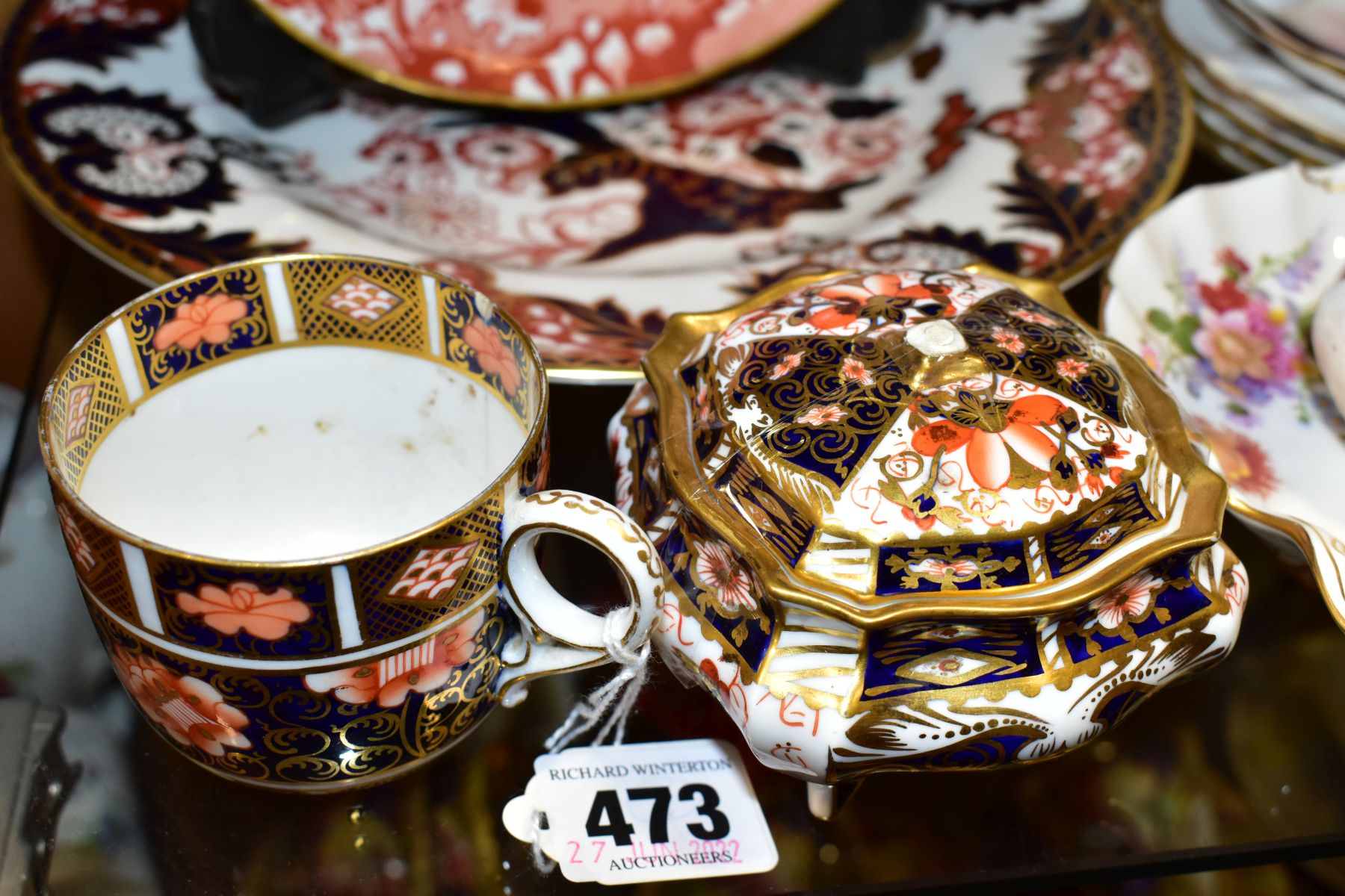 A COLLECTION OF ASSORTED ROYAL CROWN DERBY TEA WARES, ETC, various patterns, including an Imari - Bild 2 aus 7