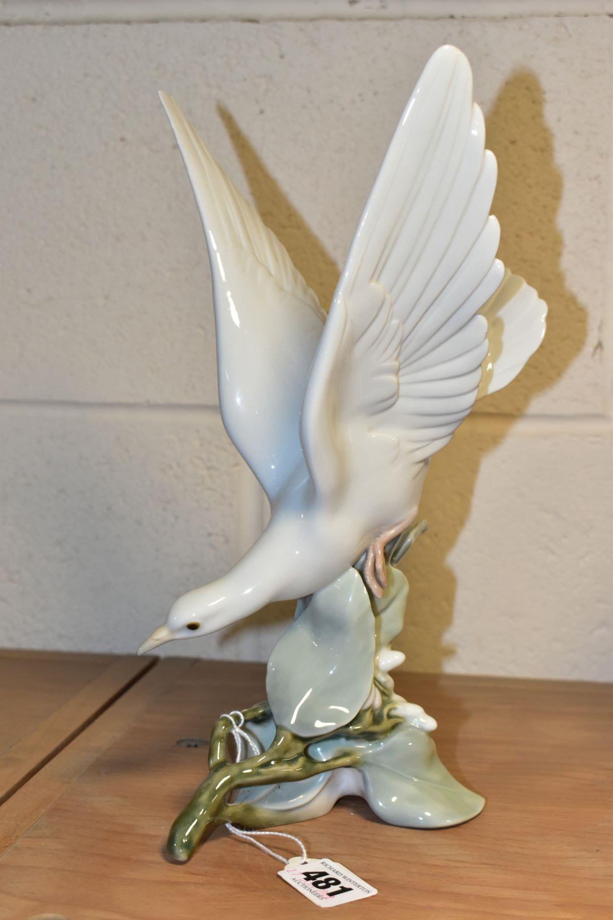 A LLADRO TURTLE DOVE, model no 4550, perched on leaves with wings raised, designed by Fulgencio - Bild 2 aus 5