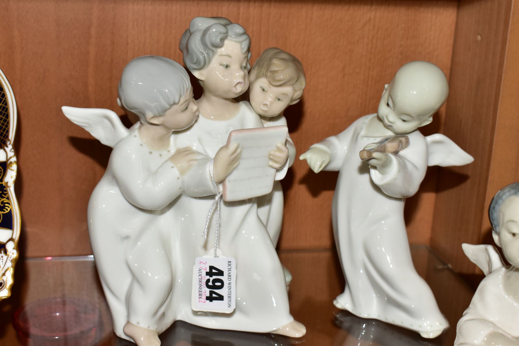 THREE LLADRO FIGURES AND TWO LLADRO WALL MASKS, comprising 'Angel's Group', three angels singing - Bild 4 aus 5
