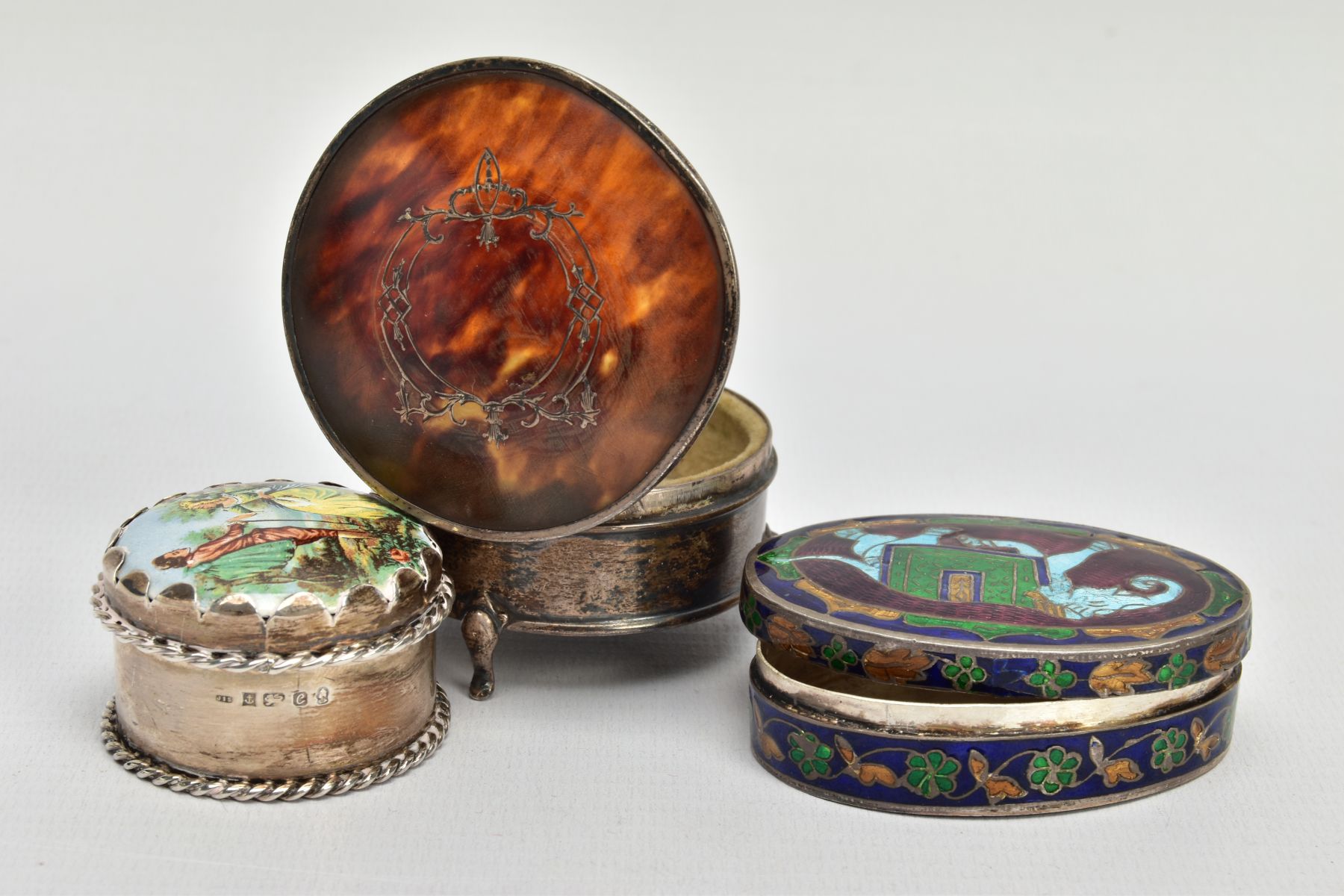 THREE TRINKET BOXES, to include a silver and tortoise shell circular trinket, silver inlay swag - Bild 3 aus 4
