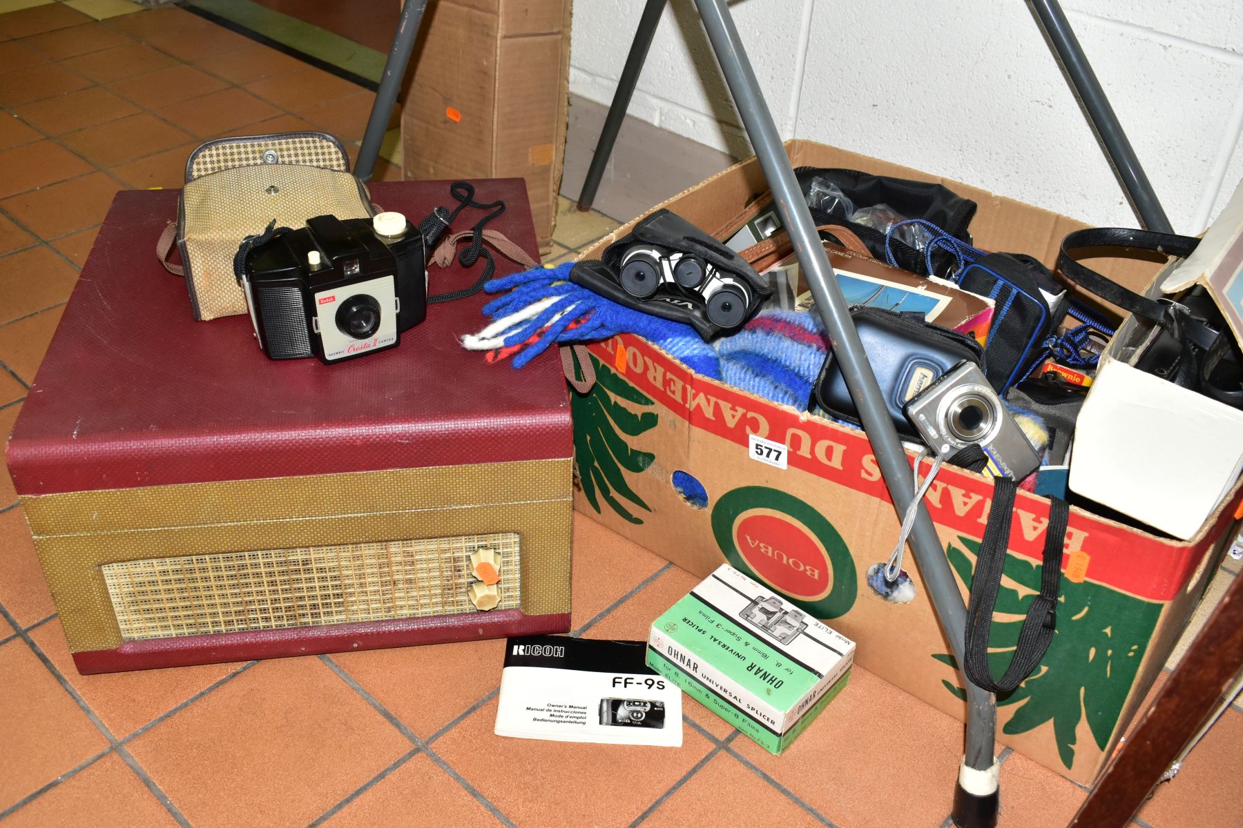 A BOX AND LOOSE FILM PROJECTOR, STAND, SCREEN, RECORD PLAYER, PHOTOGRAPHIC AND OPTICAL EQUIPMENT, to - Bild 5 aus 6