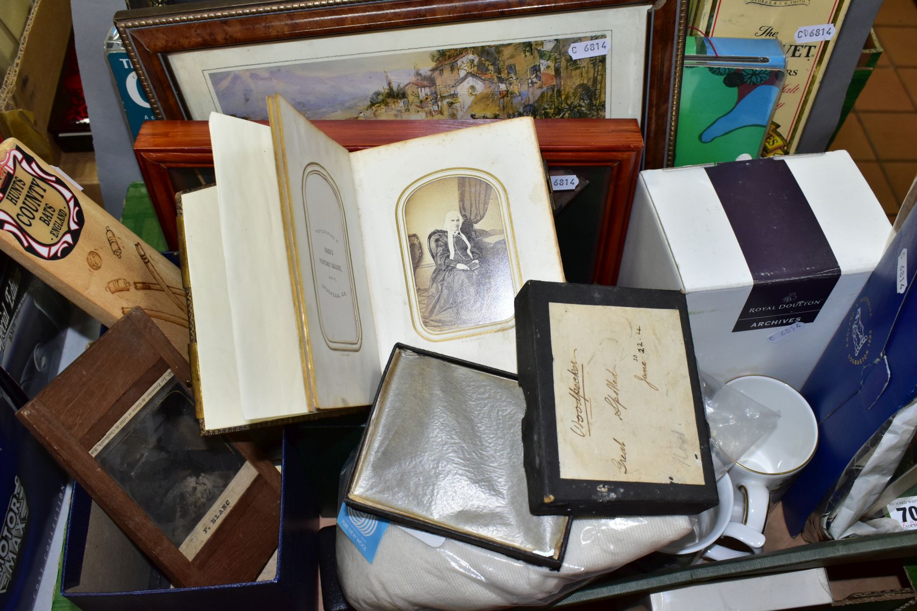 A BOX AND LOOSE SPORTING MEMORABILIA, PHOTOGRAPHY AND SUNDRY ITEMS, to include a Victorian - Bild 4 aus 11
