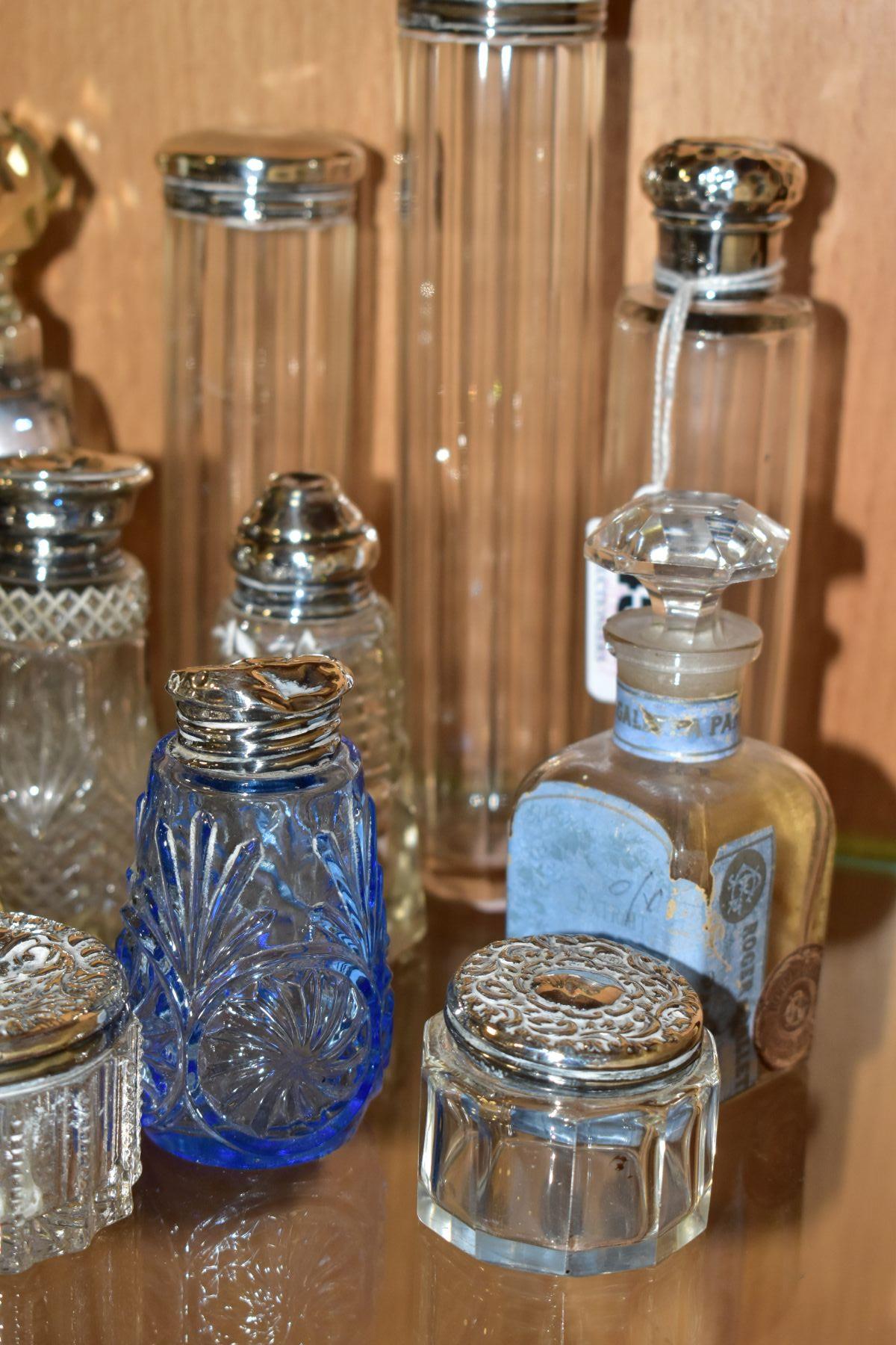 A COLLECTION OF MAINLY EARLY 20TH CENTURY GLASS SCENT BOTTLES AND SIMILAR ITEMS, many with silver - Bild 2 aus 7