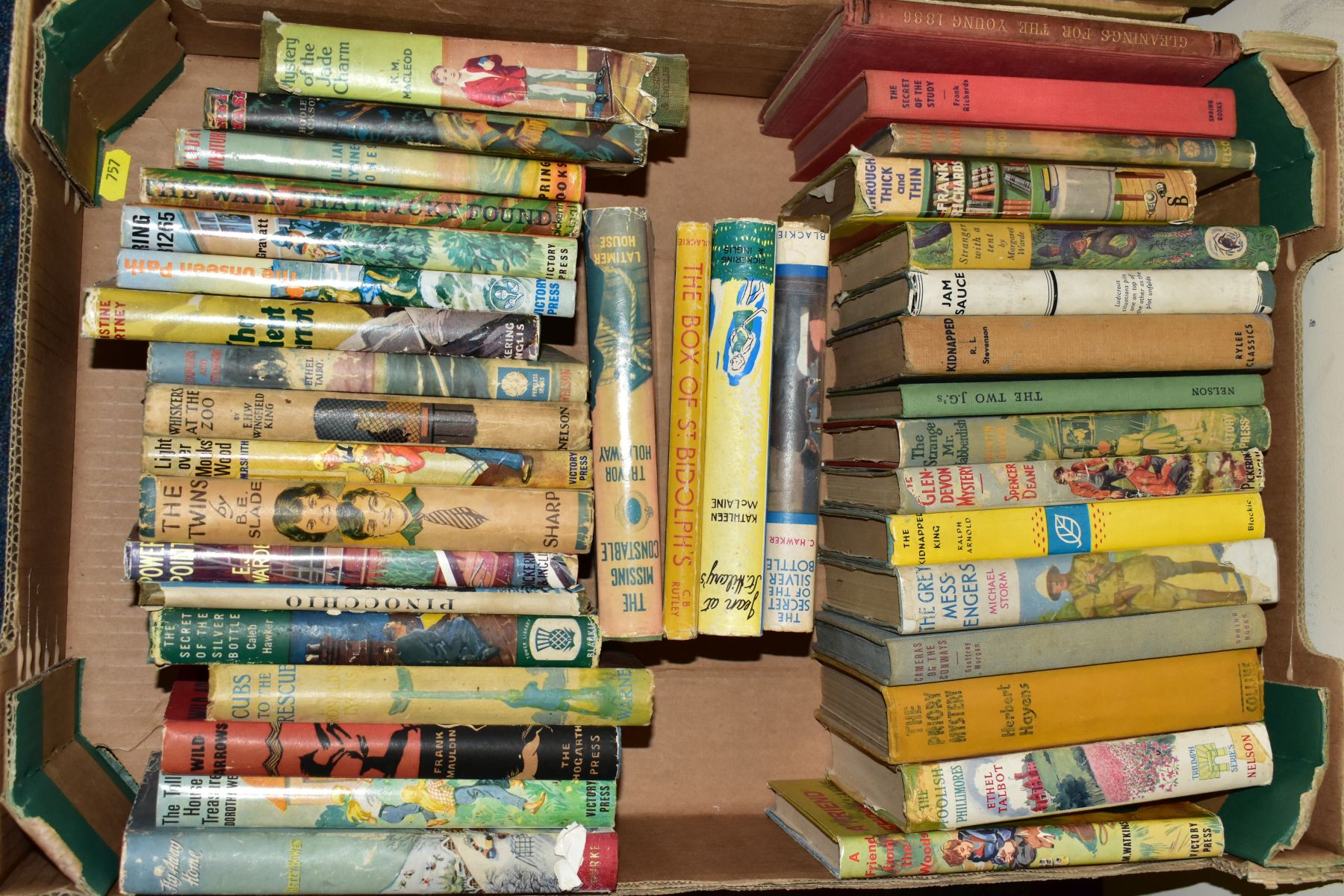 OVER ONE HUNDRED BOOKS OF VARYING INTEREST including Robinsin Crusoe, a 1949 edition of Boys - Bild 5 aus 6