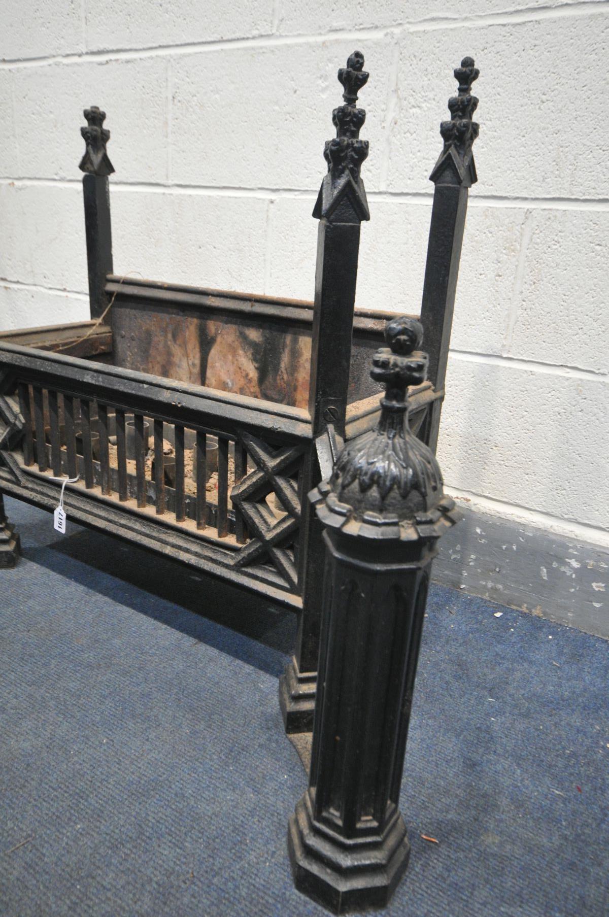 A HEAVY CAST IRON GOTHIC TYPE FIRE GRATE, flanked by andirons width 86cm x depth 55cm x height 76cm - Bild 4 aus 5