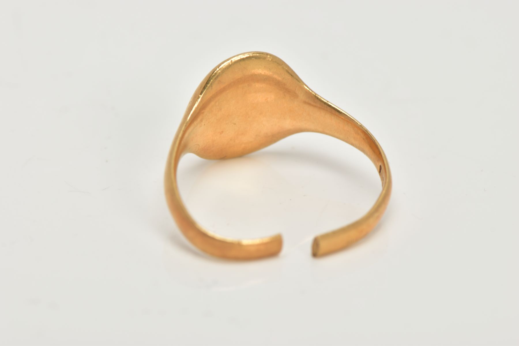 AN AF 18CT GOLD SIGNET RING, oval signet with worn engraved initials, tapered plain polished split - Bild 2 aus 3