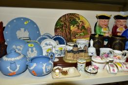 A SMALL QUANTITY OF COMMEMORATIVE WEDGEWOOD JASPER WARE, ROYAL WORCESTER TRINKET BOXES,ROYAL DOULTON