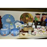 A SMALL QUANTITY OF COMMEMORATIVE WEDGEWOOD JASPER WARE, ROYAL WORCESTER TRINKET BOXES,ROYAL DOULTON