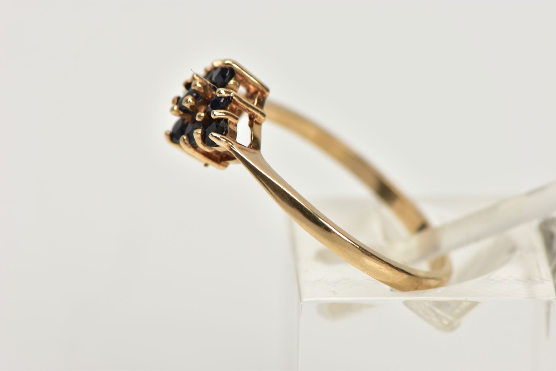 A 9CT GOLD SAPPHIRE CLUSTER RING, tiered cluster of a navette shape, set with nine circular cut deep - Bild 2 aus 4