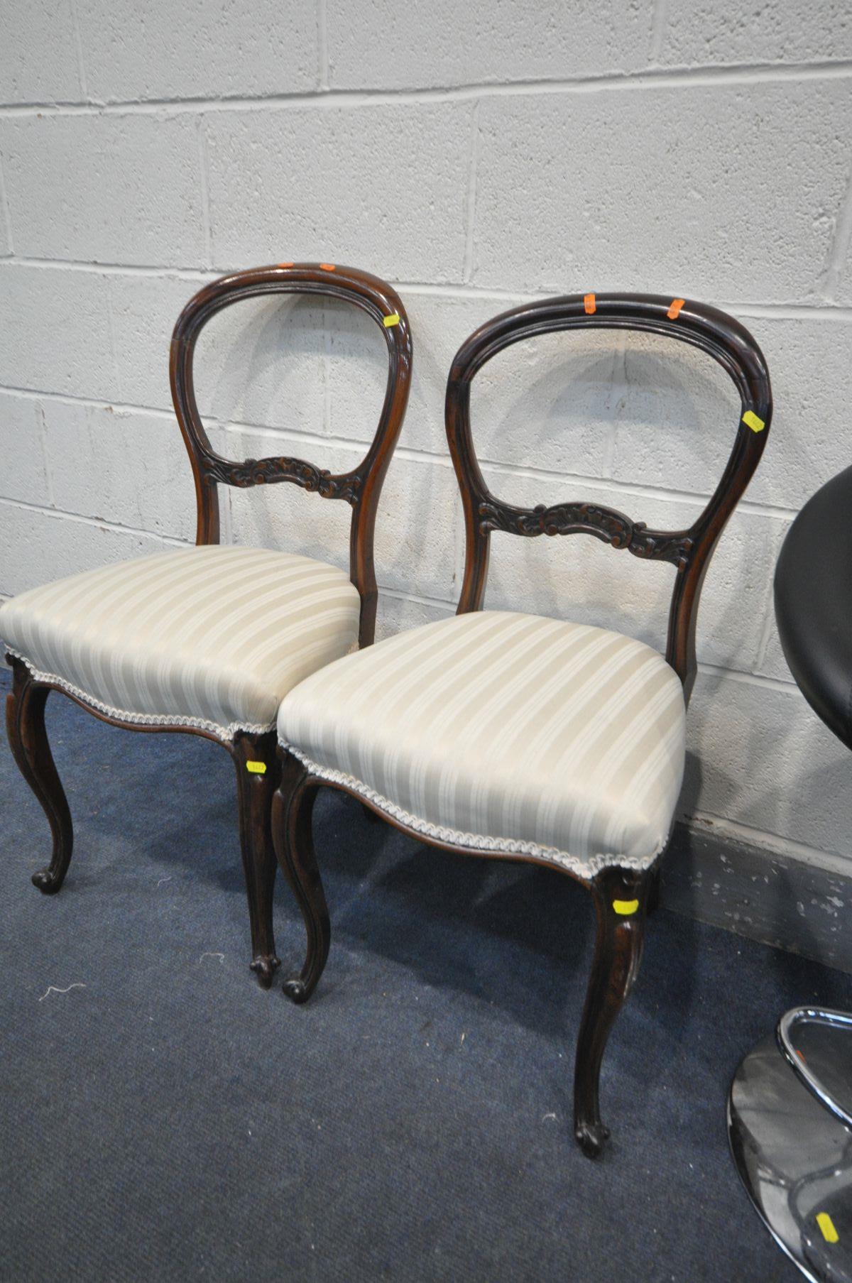 A PAIR OF VICTORIAN ROSEWOOD DINING CHAIRS (some repairs to back) along with a black leatherette - Bild 2 aus 3