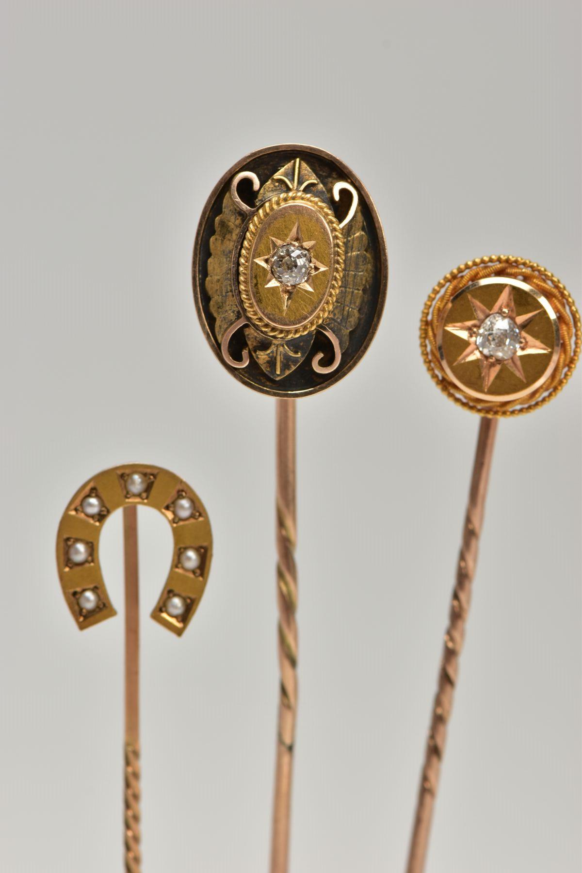 THREE STICKPINS, to include a late Victorian 9ct gold split pearl horseshoe stickpin, hallmarked 9ct - Bild 2 aus 4