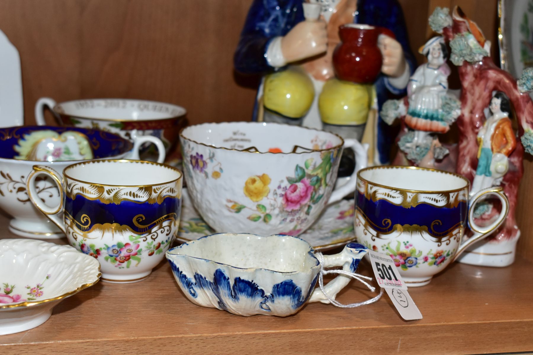 A GROUP Of 19TH AND 20TH CENTURY CERAMICS, including an early 19th century small blue and white - Bild 4 aus 15