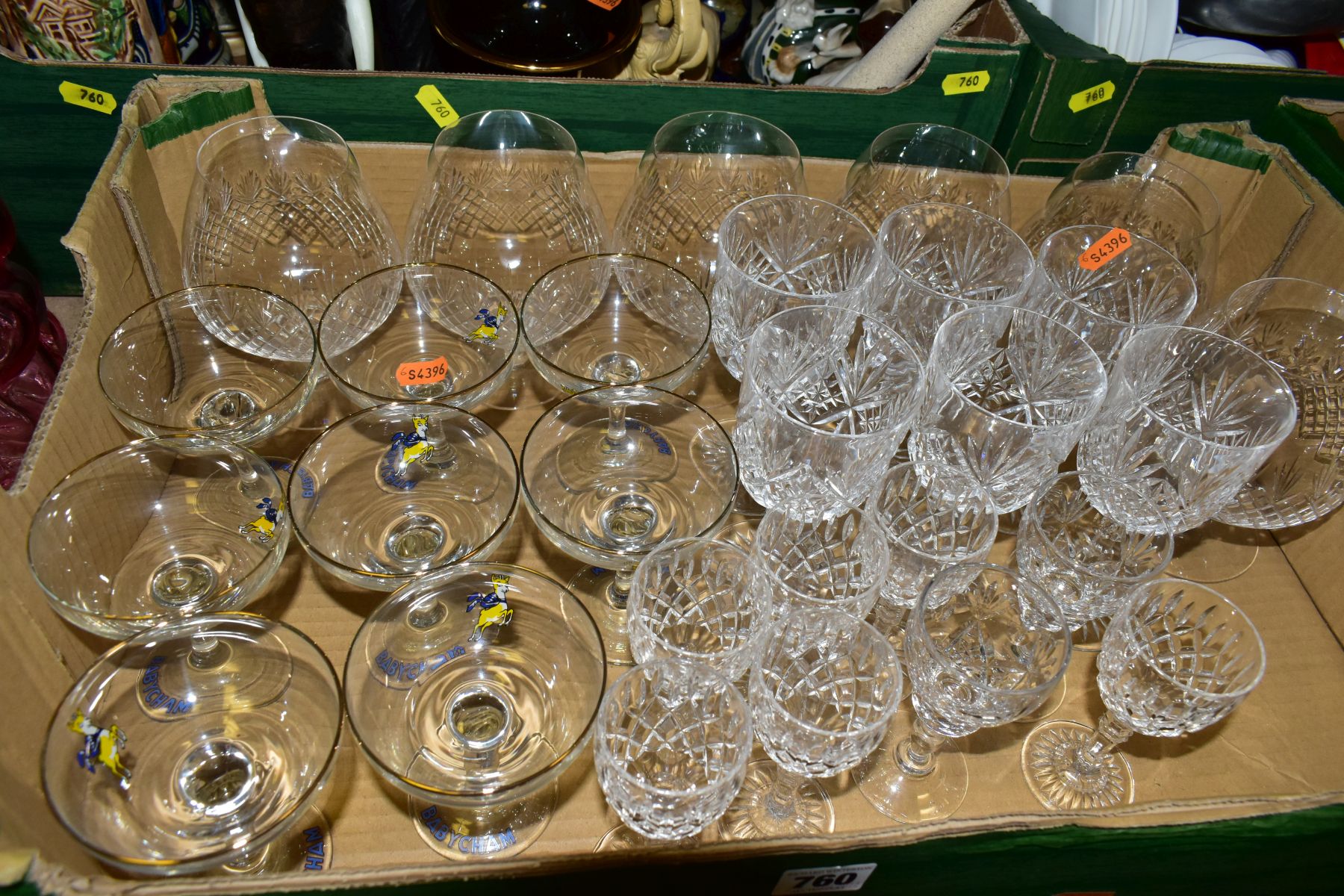 A QUANTITY OF DRINKING GLASSES AND CERAMICS COMPRISING OF EIGHT BABYCHAM GLASSES, three steins, - Bild 5 aus 10