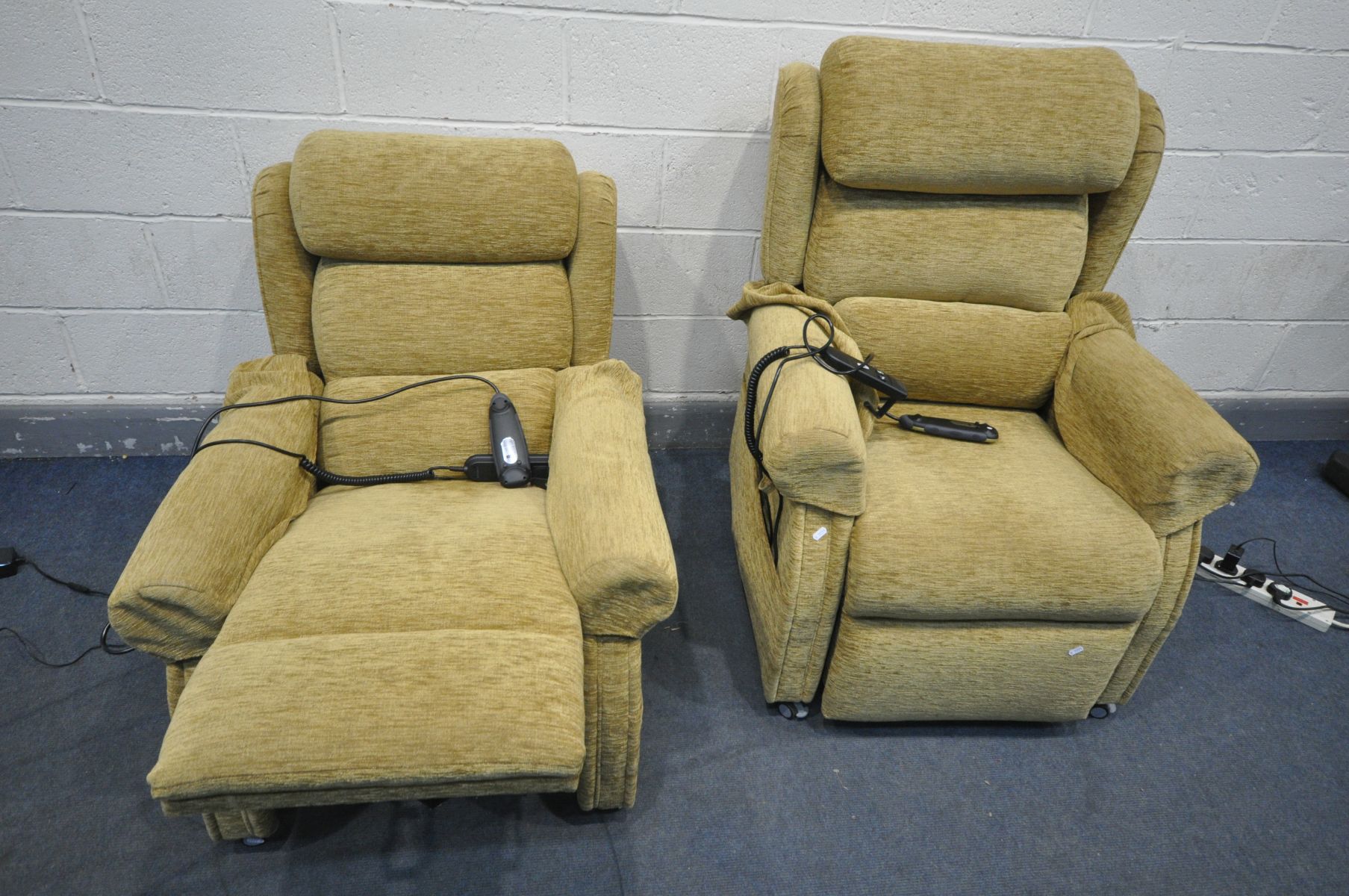 A PAIR OF MUSTARD YELLOW MIDDLETONS RISE AND RECLINE AMRCHAIRS, with various massage and heat - Bild 2 aus 4