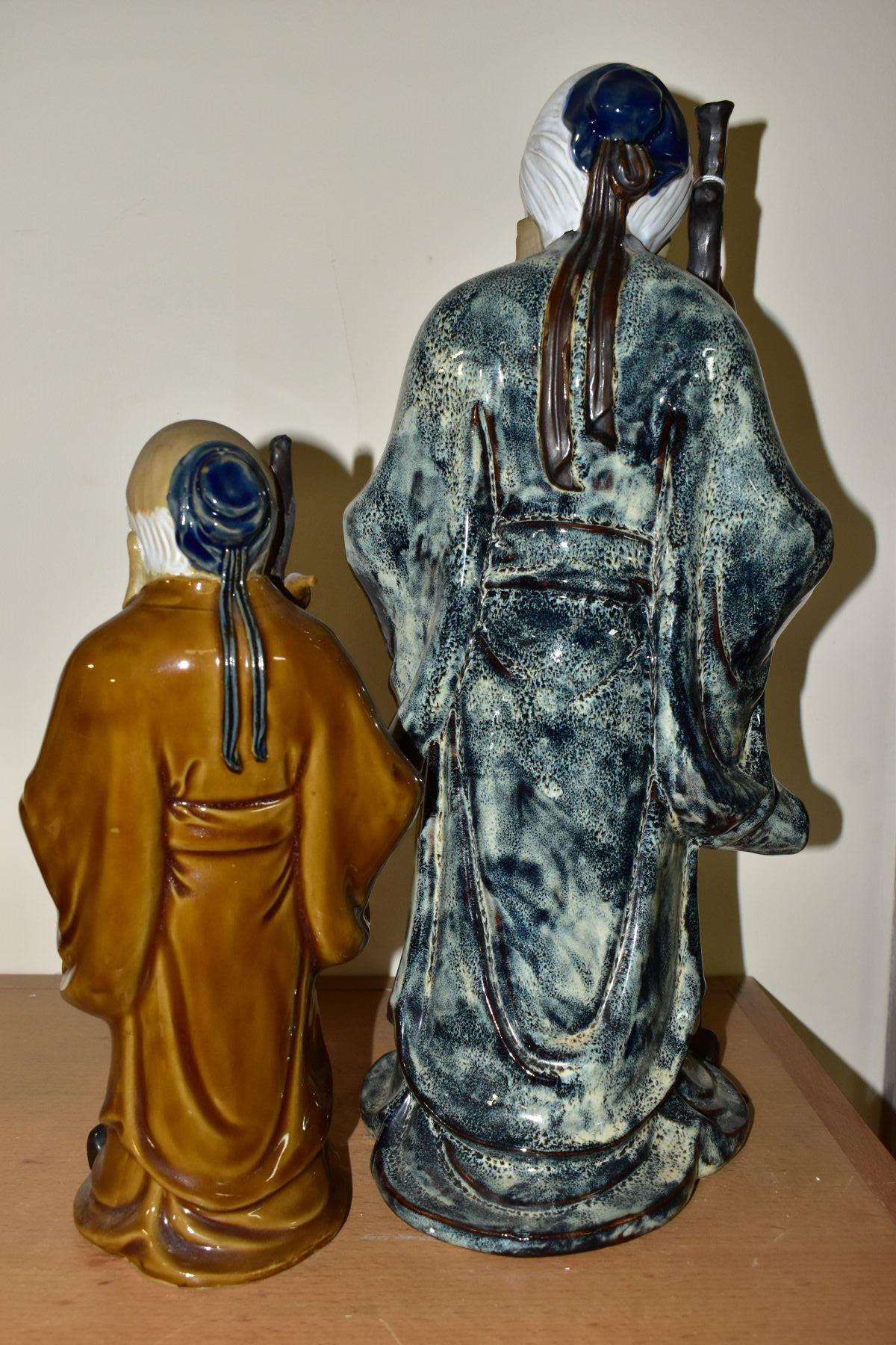 TWO CHINESE CERAMIC FIGURES, each holding a stick and a fruit, late twentieth century/ - Bild 5 aus 7